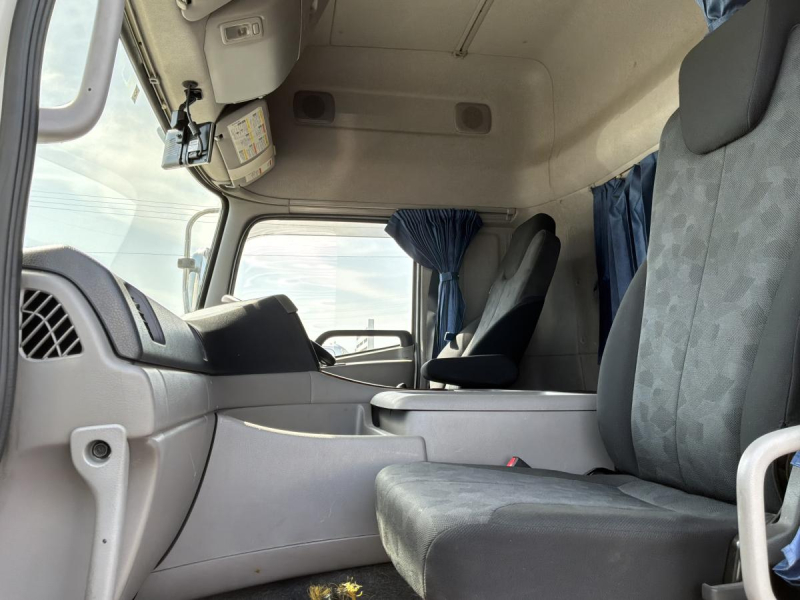 走行距離40万km台⭐️R3クオンアルミウイングハイルーフメッキ|中古トラックの販売・買取・査定のアイナビ