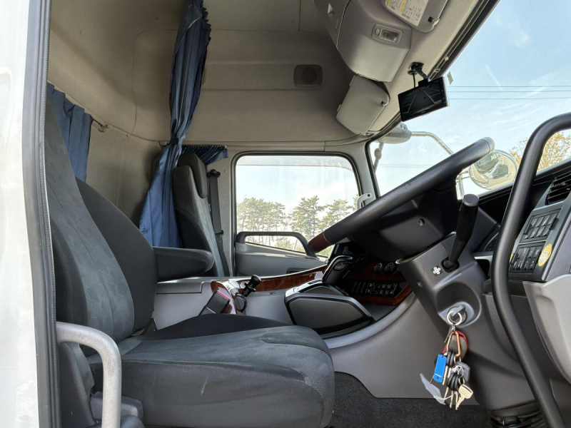 走行距離40万km台⭐️R3クオンアルミウイングハイルーフメッキ|中古トラックの販売・買取・査定のアイナビ