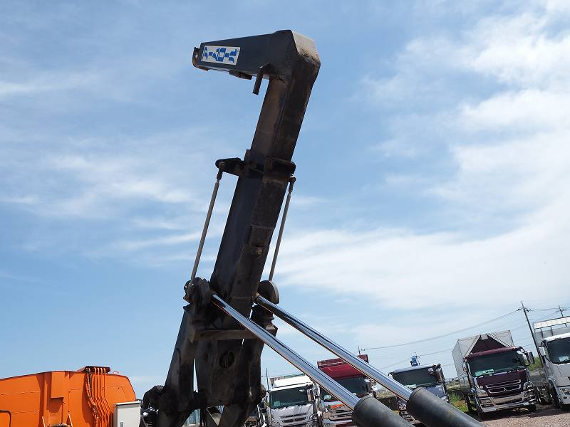 いすゞフォワードコンテナ車パッカーコンテナ付きアームロール|中古トラックの販売・買取・査定のアイナビ