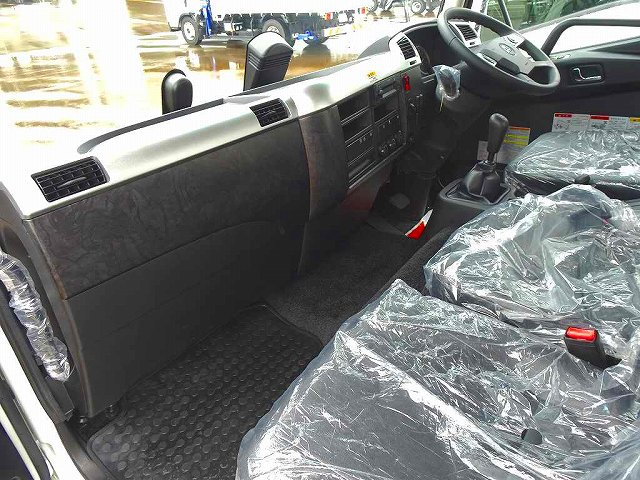 ファイター3.5t標準ベッドレスアームロール220ps未使用車|中古トラックの販売・買取・査定のアイナビ