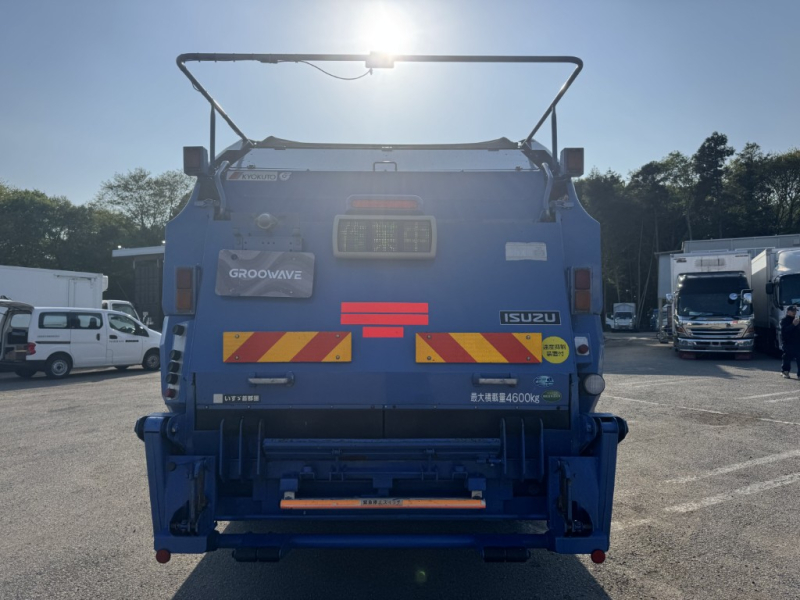 巻込み式増トン極東開発8.0立米定員4人|中古トラックの販売・買取・査定のアイナビ