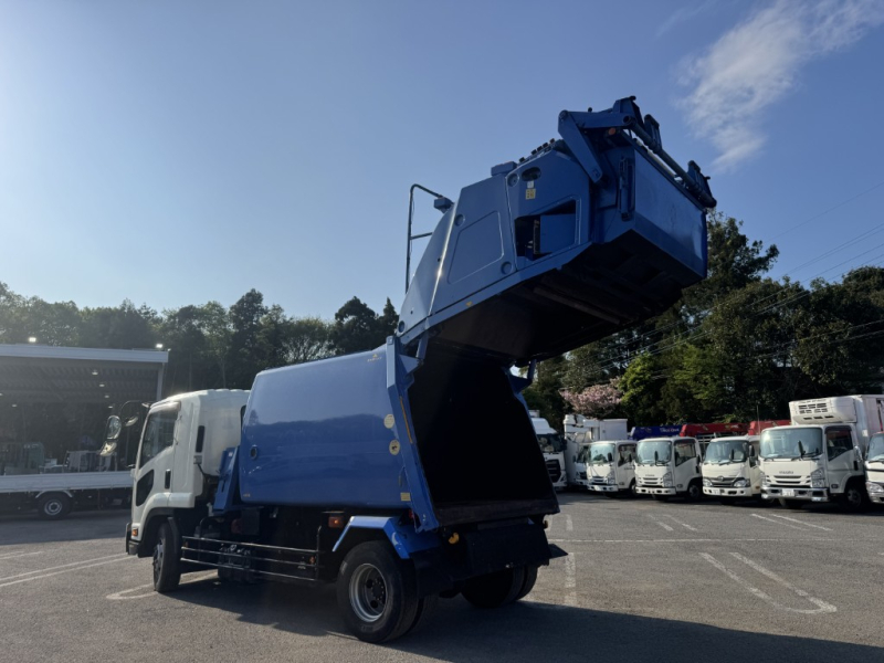 巻込み式増トン極東開発8.0立米定員4人|中古トラックの販売・買取・査定のアイナビ