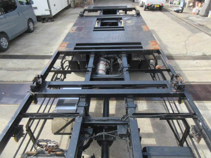 クオン低走行コンテナ専用車|中古トラックの販売・買取・査定のアイナビ