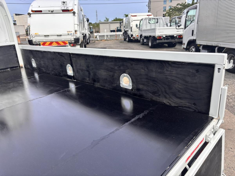 エルフ 10尺平ボディー AT車 積載1550kg|中古トラックの販売・買取・査定のアイナビ