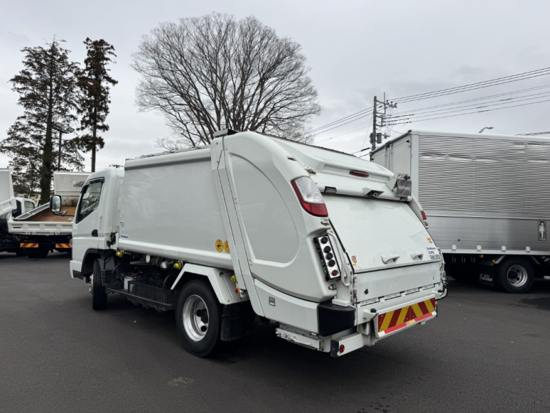 プレス式キャンターOEM新明和6.0立米ダンボールで使用|中古トラックの販売・買取・査定のアイナビ