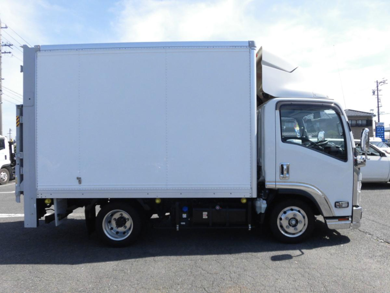 令和3年エルフ1.75T　PG付パネルバン　準中型免許〇|中古トラックの販売・買取・査定のアイナビ