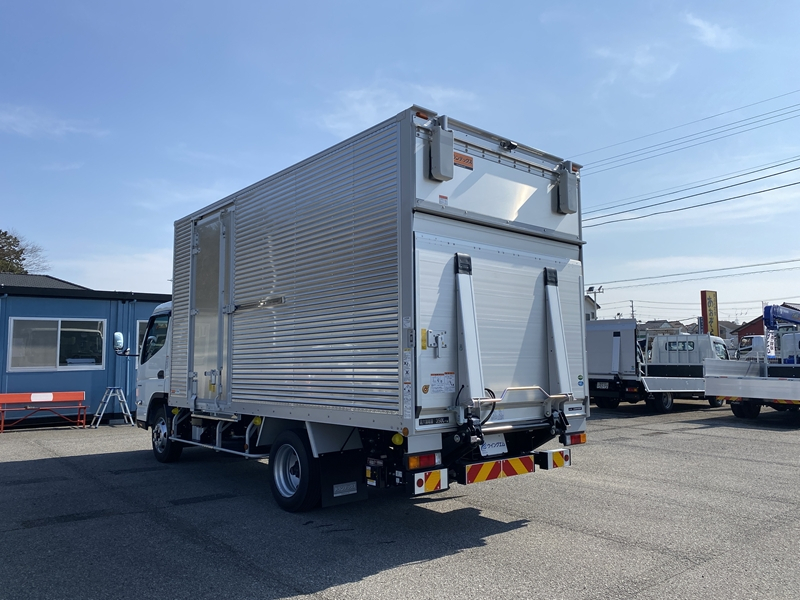 キャンター　ワイドロング　全低床　ラッシング2段　サイドドア　跳上ゲート付　積載3,500kg|中古トラックの販売・買取・査定のアイナビ