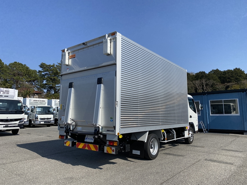 キャンター　ワイドロング　全低床　ラッシング2段　サイドドア　跳上ゲート付　積載3,500kg|中古トラックの販売・買取・査定のアイナビ