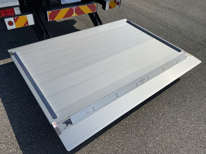 キャンター　ワイドロング　全低床　ラッシング2段　サイドドア　跳上ゲート付　積載3,500kg|中古トラックの販売・買取・査定のアイナビ
