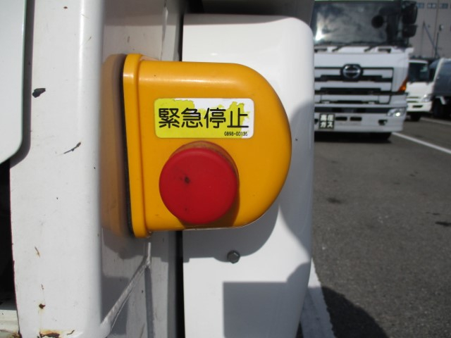 R5　日野デュトロ　プレス式塵芥車5.9立米|中古トラックの販売・買取・査定のアイナビ