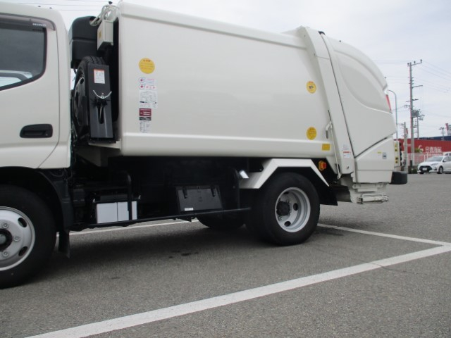 R5　日野デュトロ　プレス式塵芥車4.3立米|中古トラックの販売・買取・査定のアイナビ