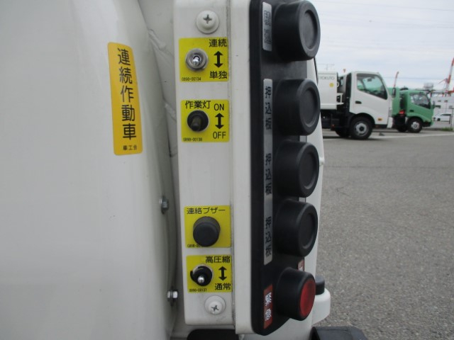 R5　日野デュトロ　プレス式塵芥車4.3立米|中古トラックの販売・買取・査定のアイナビ