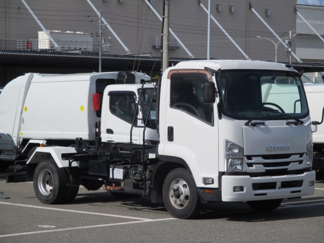 H28 いすゞフォワード 4トンフックロール|中古トラックの販売・買取・査定のアイナビ