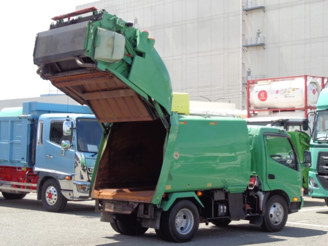 H27 日野デュトロ プレス式塵芥車4.3立米|中古トラックの販売・買取・査定のアイナビ