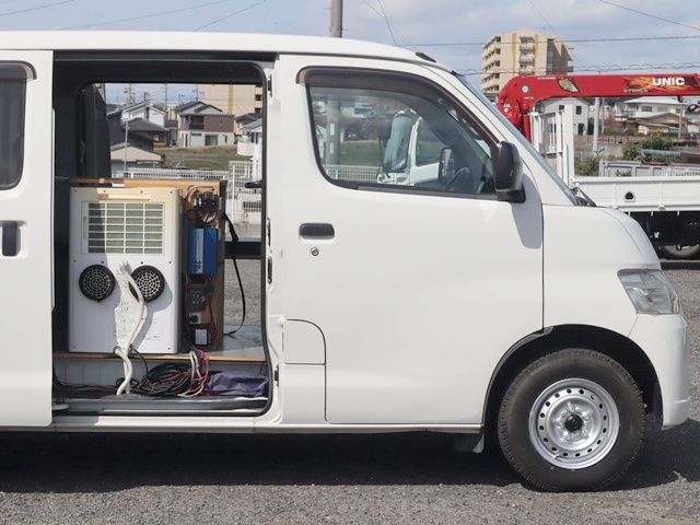 積載450Kg　事務室車　2人乗り　荷室テーブル・椅子|中古トラックの販売・買取・査定のアイナビ