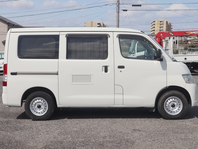 積載450Kg　事務室車　2人乗り　荷室テーブル・椅子|中古トラックの販売・買取・査定のアイナビ