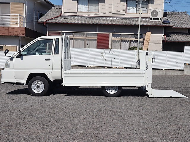 平ボディ 垂直パワーゲート 積載700kg|中古トラックの販売・買取・査定のアイナビ