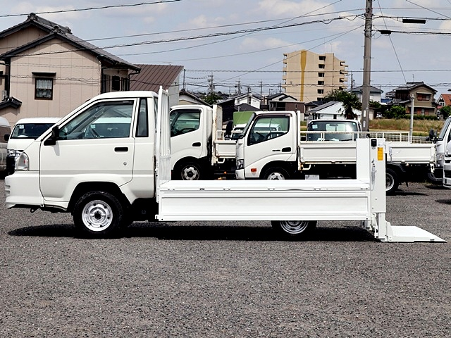 垂直パワーゲート 平ボディ 積載950KG トヨタ車体|中古トラックの販売・買取・査定のアイナビ