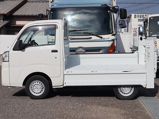 積載350Kg　平ボディ　新明和　垂直パワーゲート　特装車|中古トラックの販売・買取・査定のアイナビ