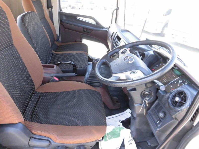 30年式　日野　4tアルミ平　床鉄板張り　62m　240馬力|中古トラックの販売・買取・査定のアイナビ