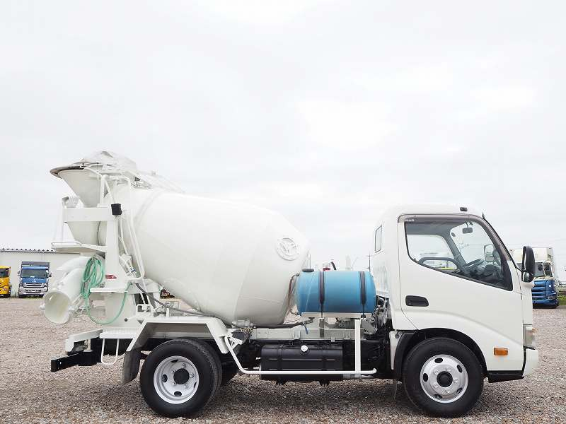 日野デュトロカヤバ製2.5立米生コンコンクリートミキサー車|中古トラックの販売・買取・査定のアイナビ