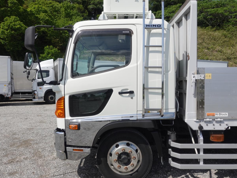 ワイドベット増トン積載7.6t平ボディー|中古トラックの販売・買取・査定のアイナビ