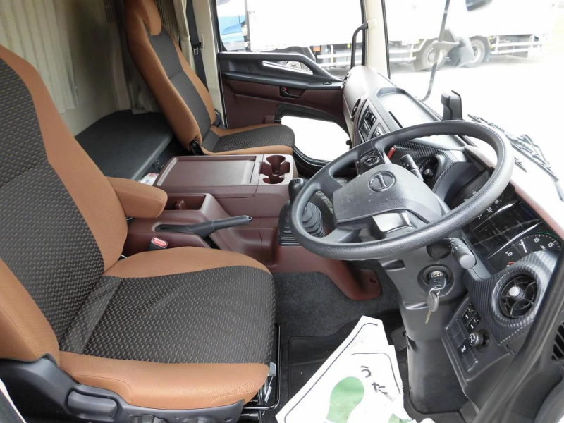 令和5年　日野　エアサス　ハイルーフ　格納ゲート　240馬力|中古トラックの販売・買取・査定のアイナビ