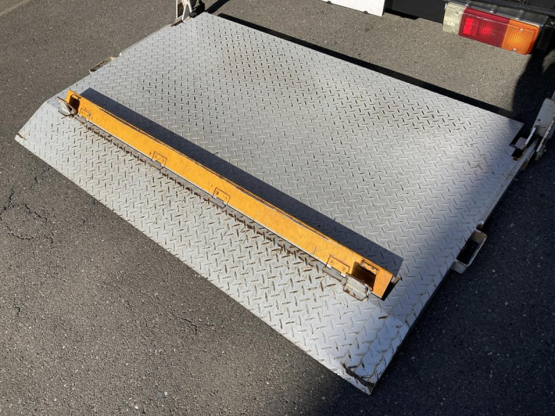 2t積・アルミバン・AT・垂直パワーゲート600kg|中古トラックの販売・買取・査定のアイナビ