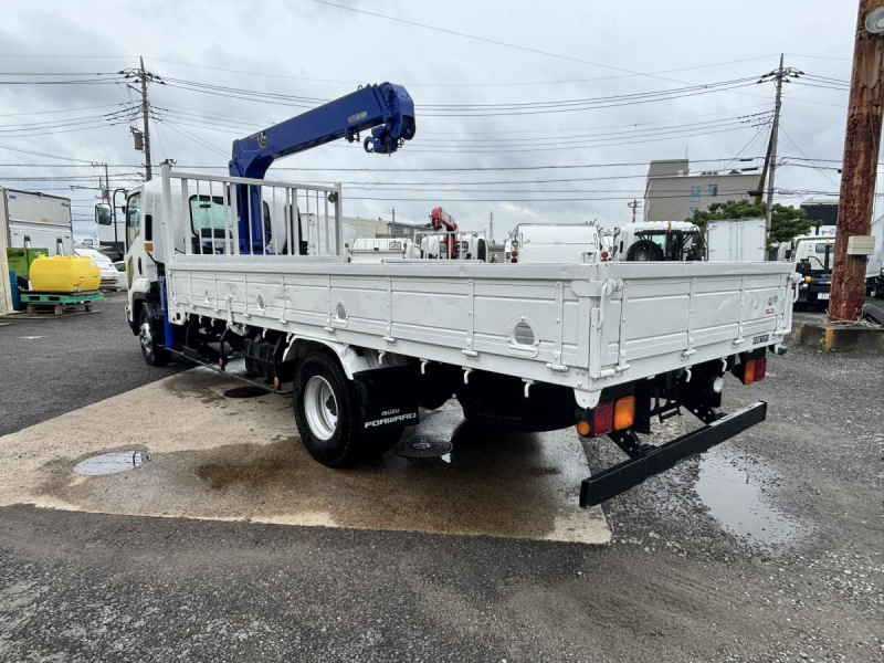 フォワード 3段クレーンラジコン付き 積載2600kg|中古トラックの販売・買取・査定のアイナビ