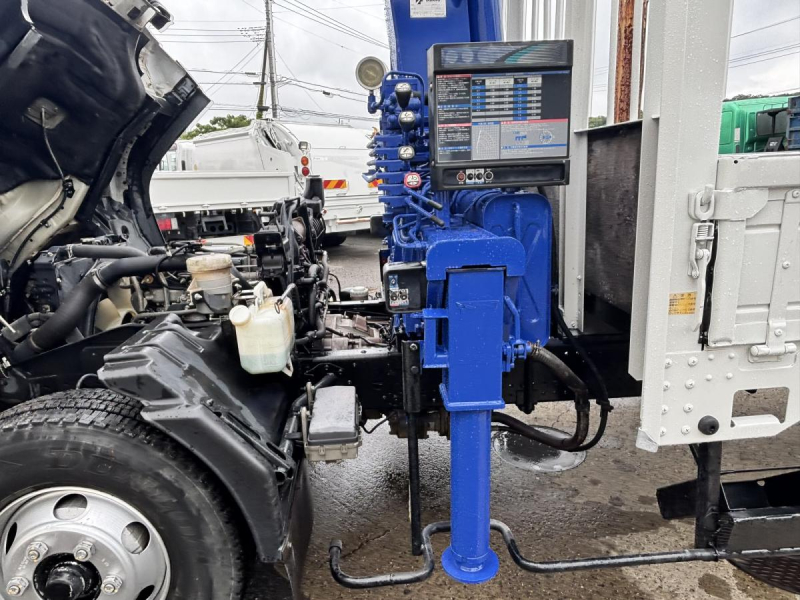 フォワード 3段クレーンラジコン付き 積載2600kg|中古トラックの販売・買取・査定のアイナビ