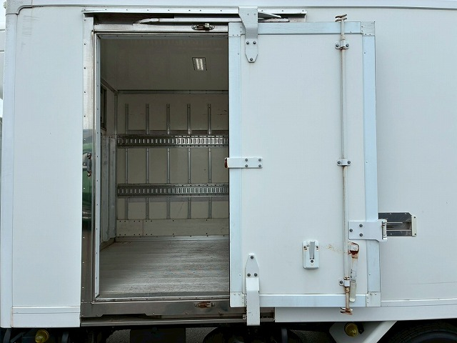 左サイド扉 5速マニュアル MT 3t 7t 小型 冷凍バン 箱車|中古トラックの販売・買取・査定のアイナビ