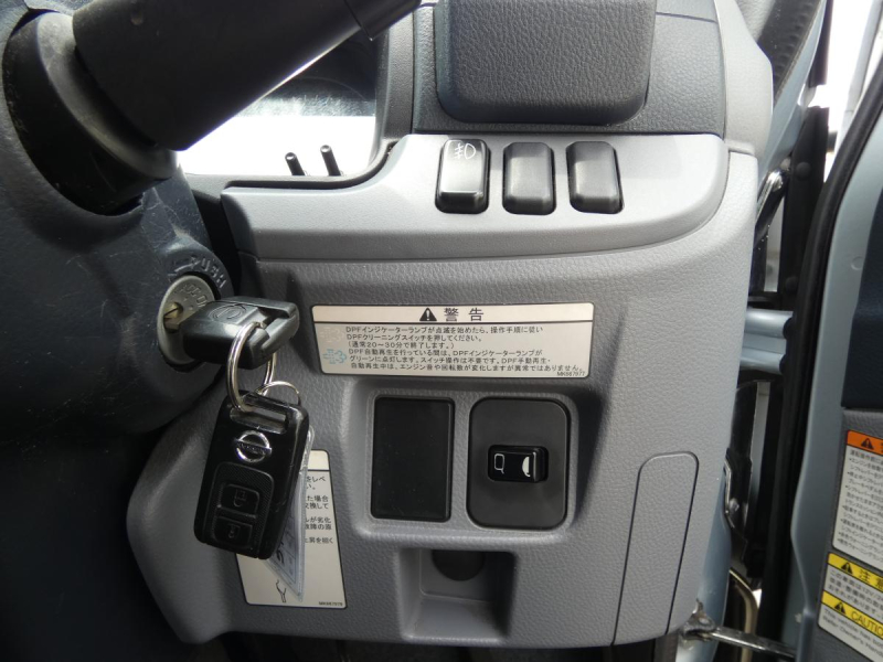 H 28 　2トン パネルバン　260501|中古トラックの販売・買取・査定のアイナビ