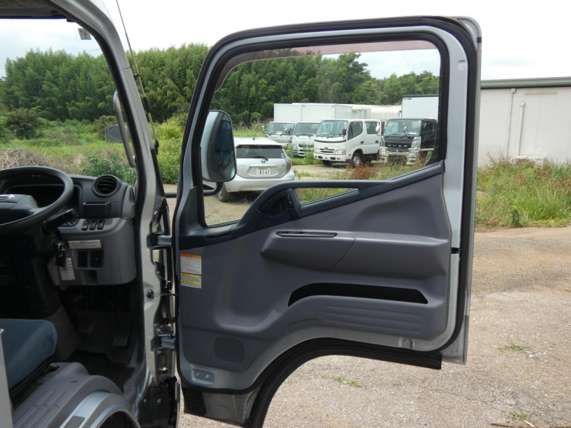 H 28 　2トン パネルバン　260501|中古トラックの販売・買取・査定のアイナビ