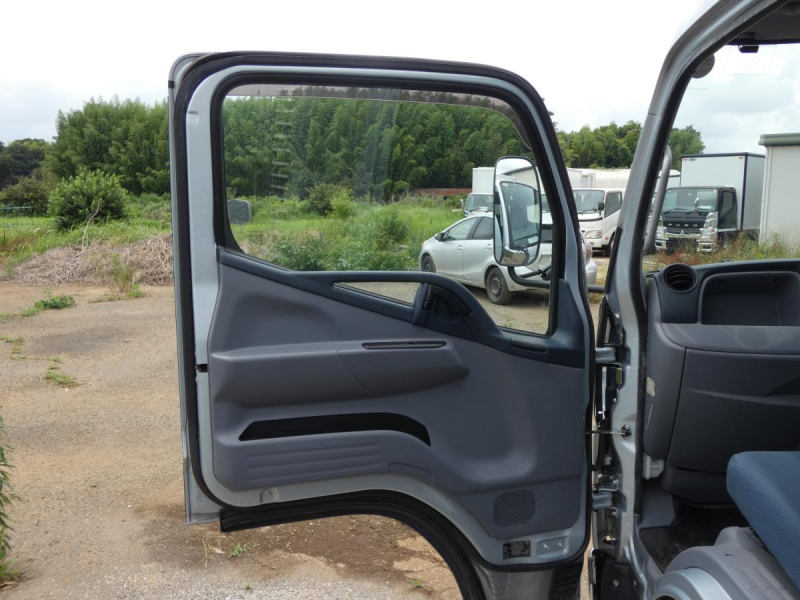 H 28 　2トン パネルバン　260501|中古トラックの販売・買取・査定のアイナビ