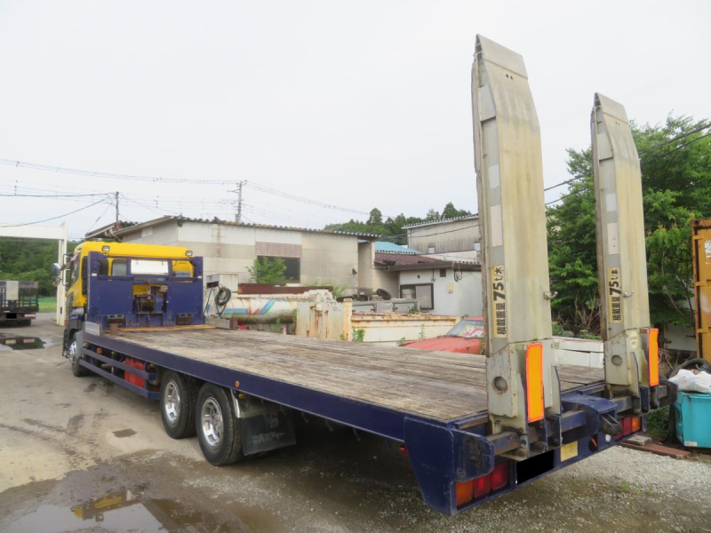 法人1オーナー　クオン 3軸低床 板バネ 重機運搬車RC付 自動歩み|中古トラックの販売・買取・査定のアイナビ