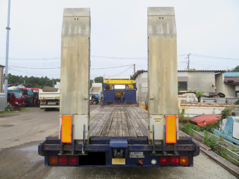 法人1オーナー　クオン 3軸低床 板バネ 重機運搬車RC付 自動歩み|中古トラックの販売・買取・査定のアイナビ