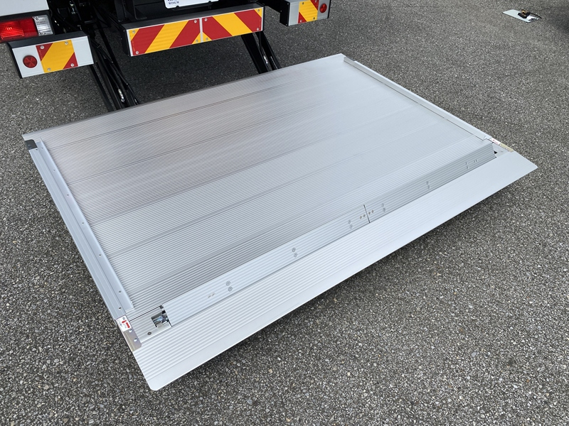 キャンター　ワイド超ロング　高床　ラッシング2段　サイドドア　跳上ゲート付　積載3,500kg|中古トラックの販売・買取・査定のアイナビ