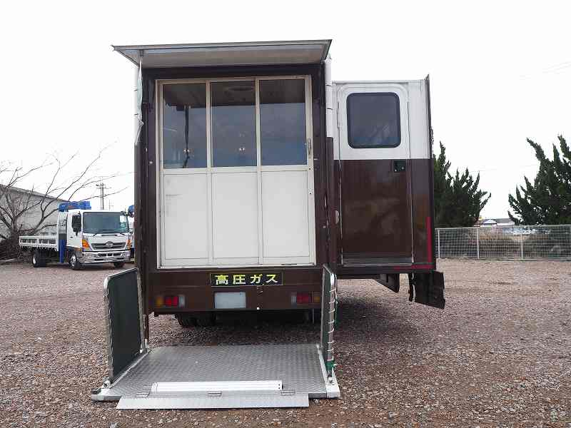 日野 デュトロ 移動福祉理美容車 拡幅スライドボディ|中古トラックの販売・買取・査定のアイナビ