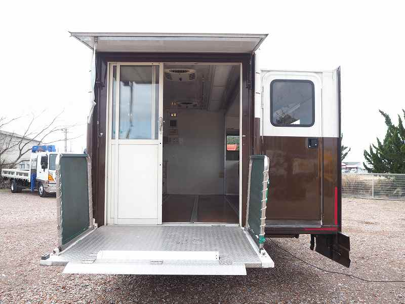 日野 デュトロ 移動福祉理美容車 拡幅スライドボディ|中古トラックの販売・買取・査定のアイナビ