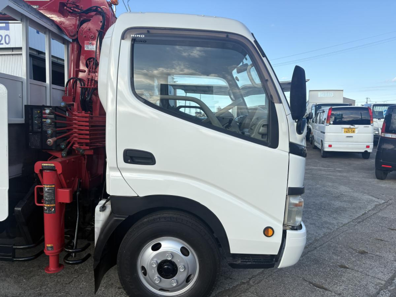 H17　デュトロ　2t　3段クレーン付|中古トラックの販売・買取・査定のアイナビ