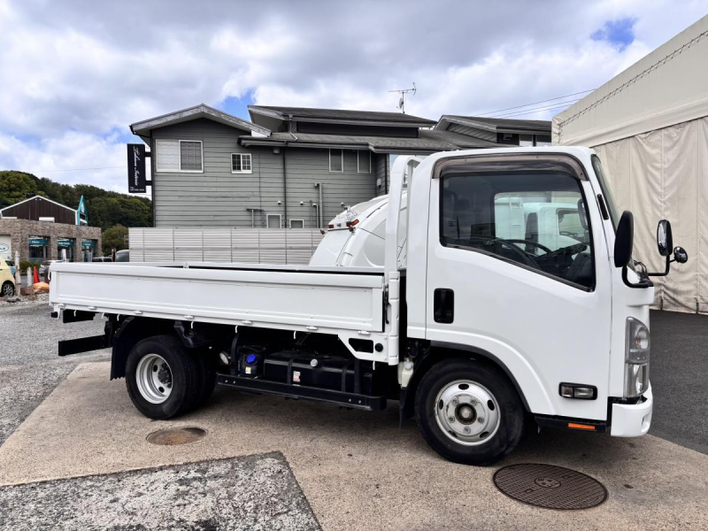 エルフ　標準幅　セミロング　平ボディー　積載3000kg　AT車|中古トラックの販売・買取・査定のアイナビ