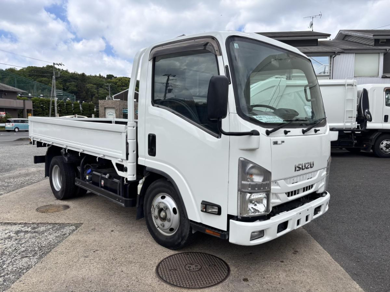 エルフ　標準幅　セミロング　平ボディー　積載3000kg　AT車|中古トラックの販売・買取・査定のアイナビ