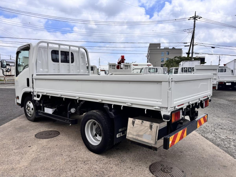 エルフ　標準幅　セミロング　平ボディー　積載3000kg　AT車|中古トラックの販売・買取・査定のアイナビ
