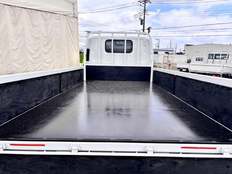 エルフ　標準幅　セミロング　平ボディー　積載3000kg　AT車|中古トラックの販売・買取・査定のアイナビ