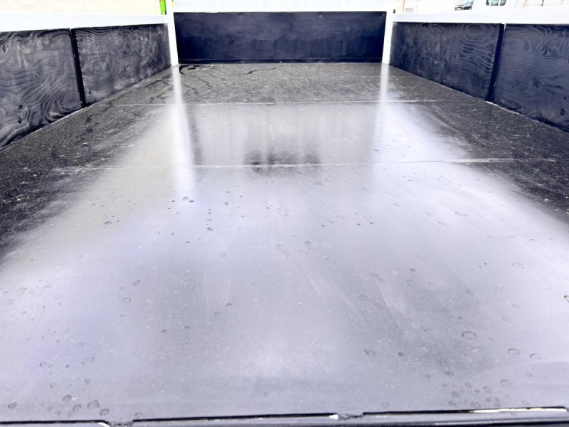 エルフ　標準幅　セミロング　平ボディー　積載3000kg　AT車|中古トラックの販売・買取・査定のアイナビ