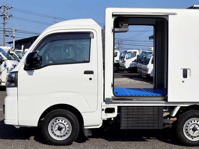 FRP中温冷凍車　両側スライドドア|中古トラックの販売・買取・査定のアイナビ