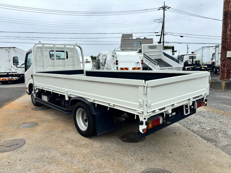 デュトロ　標準ロング平ボディー　積載2000kg　AT車|中古トラックの販売・買取・査定のアイナビ