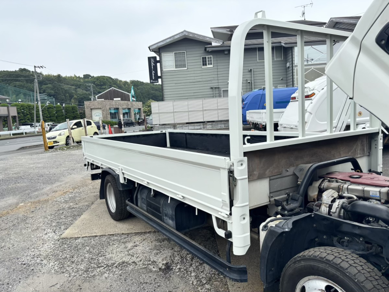 デュトロ　標準ロング平ボディー　積載2000kg　AT車|中古トラックの販売・買取・査定のアイナビ