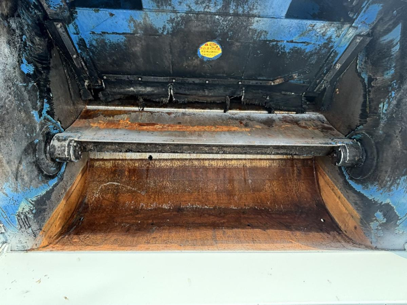 エルフ　巻き込みパッカー車　新明和製5.1立米　積載3000kg|中古トラックの販売・買取・査定のアイナビ