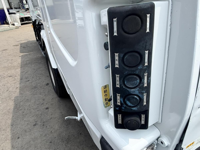 エルフ　巻き込みパッカー車　新明和製5.1立米　積載3000kg|中古トラックの販売・買取・査定のアイナビ